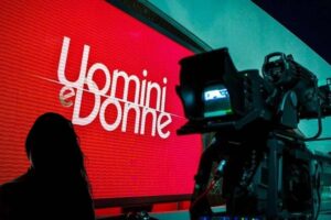 Studio uomini e donne e sagoma di donna