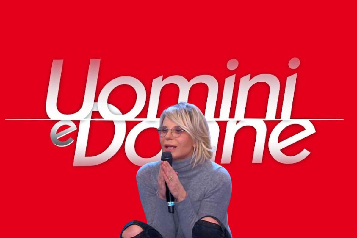 Maria De filippi davanti ad uno sfondo di Uomini e Donne