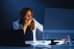 Donna con espressione preoccupata davanti al PC