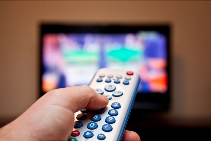 Pigiare tasto telecomando davanti TV