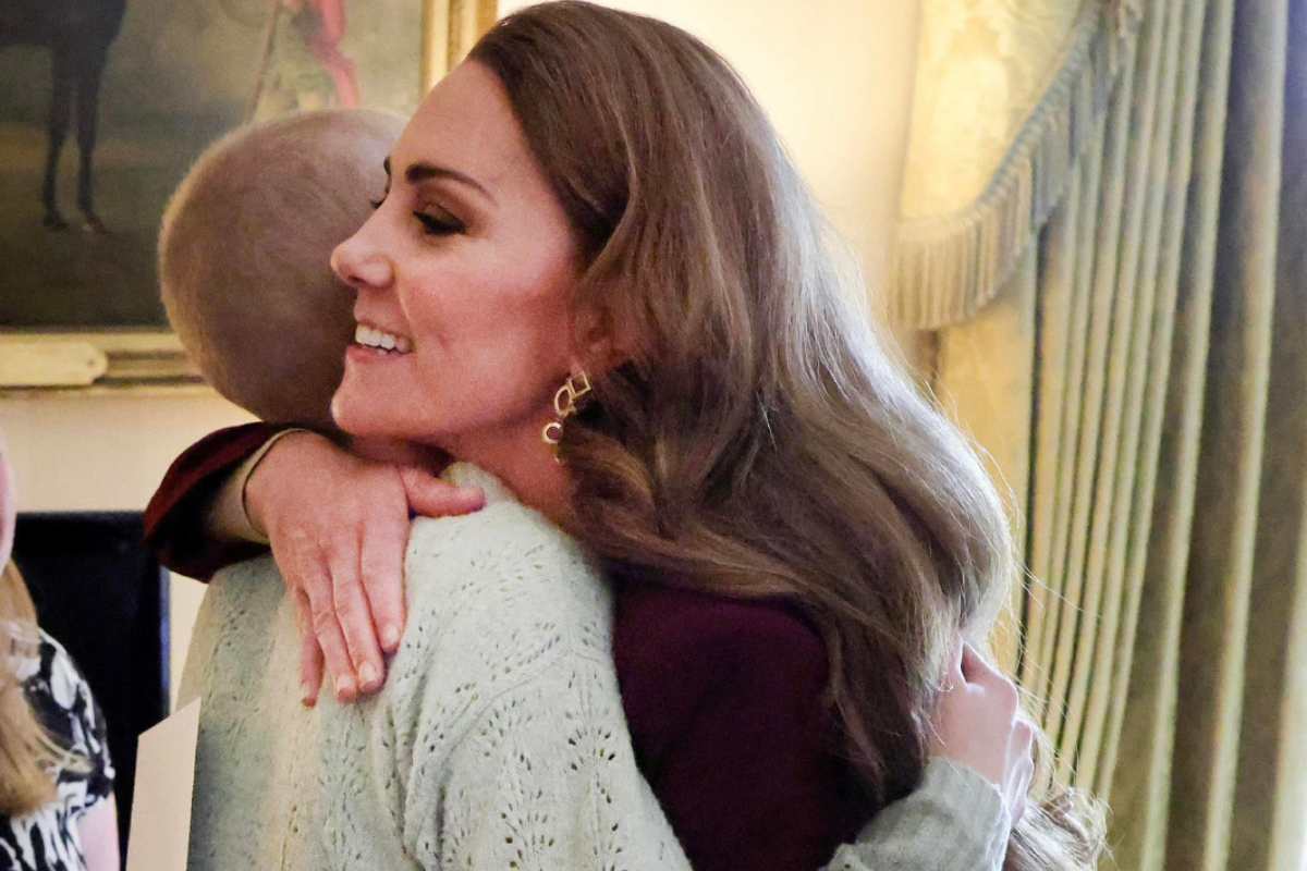 Kate Middleton abbraccia una ragazza malata di cancro