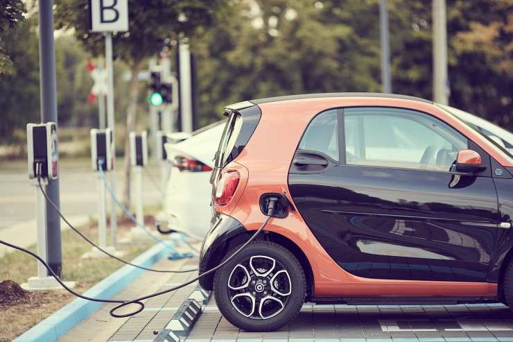 auto elettrica in carica 