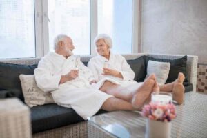 Pensionati con accappatoio sul divano