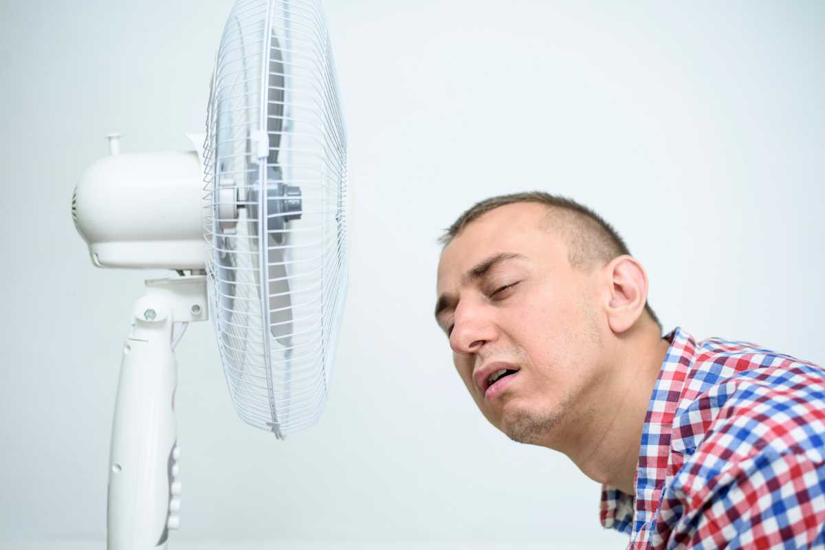 Uomo davanti al ventilatore 