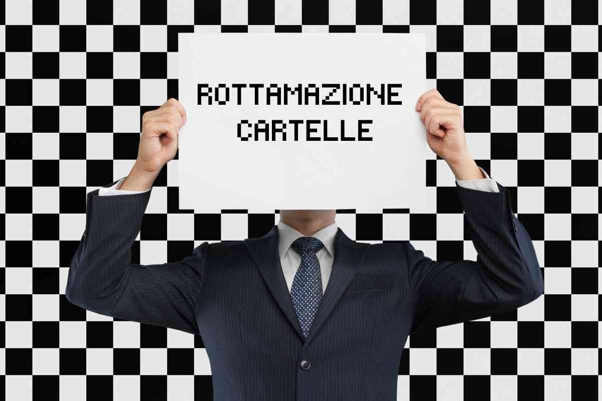 Uomo con cartello