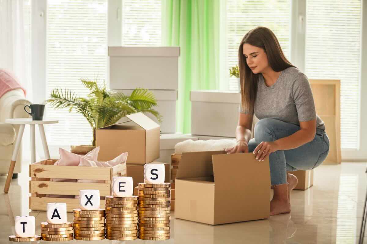 Donna fa scatoloni, monete in scala e scritta "taxes"