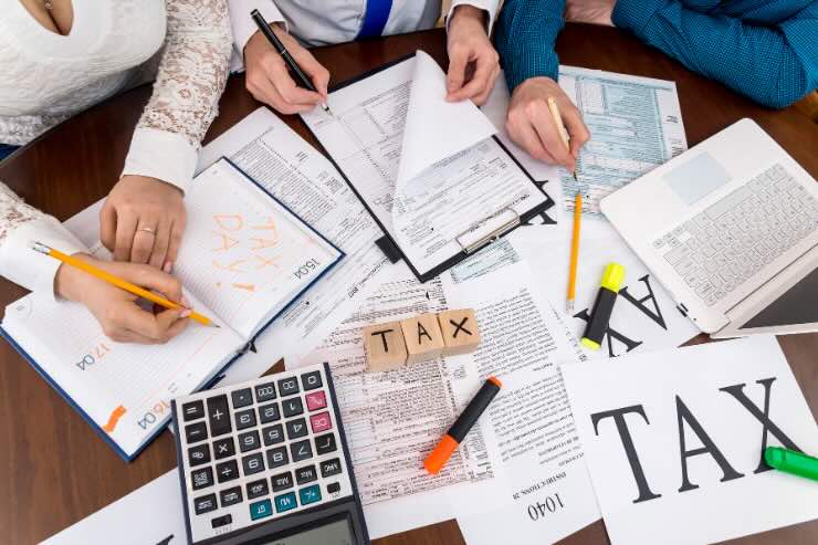 fogli, penne, calcolatrice, tax