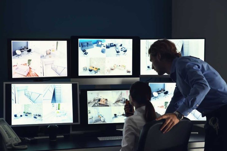 persone che guardano monitor