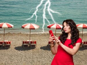 mare, fulmine e donna al cellularw