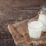 bottiglia di latte e bicchiere