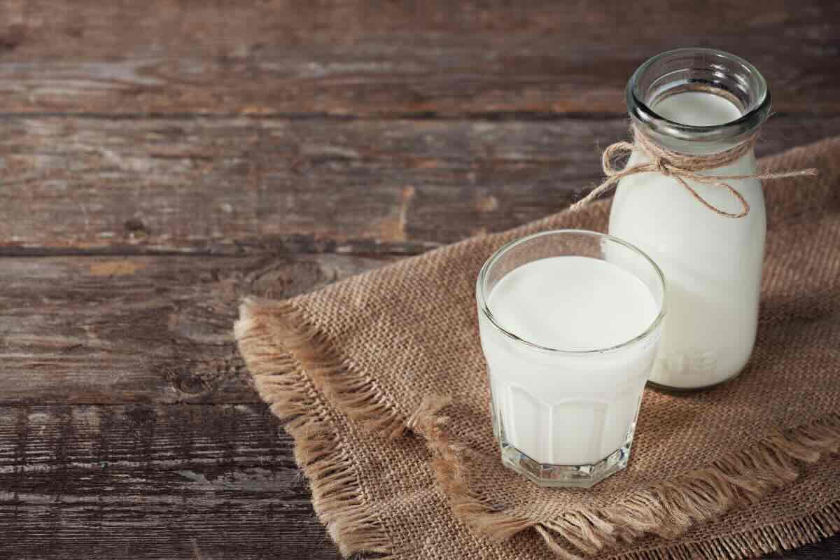bottiglia di latte e bicchiere