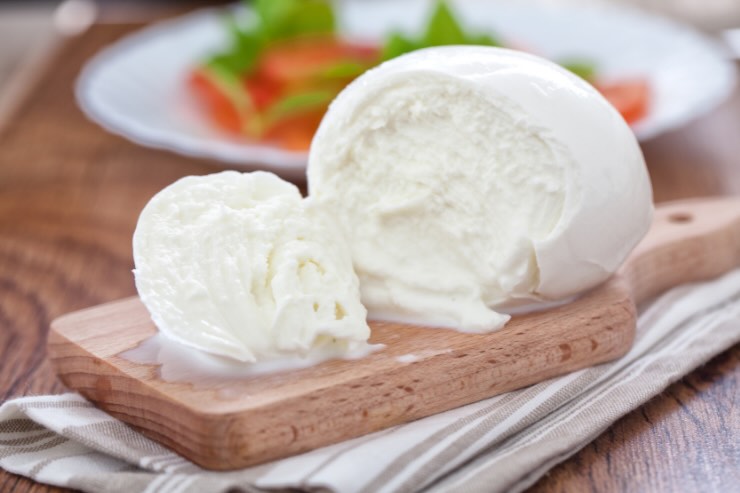 mozzarella su tagliere