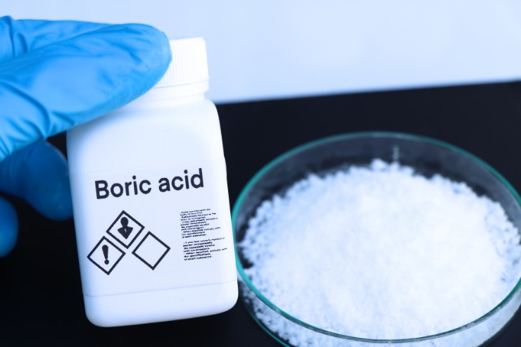 flacone acido borico e ciotola con polvere