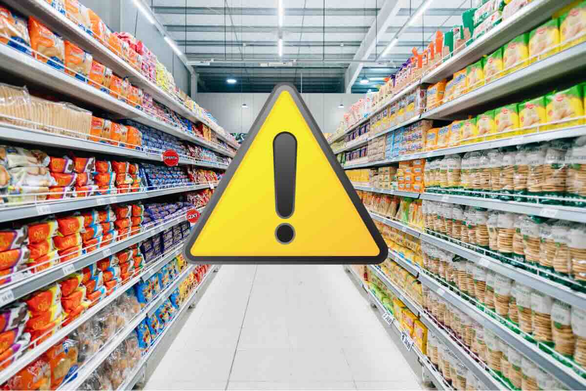 scaffali supermercato e segnale pericolo