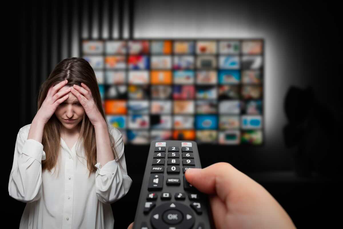 televisione, telecomando, donna triste